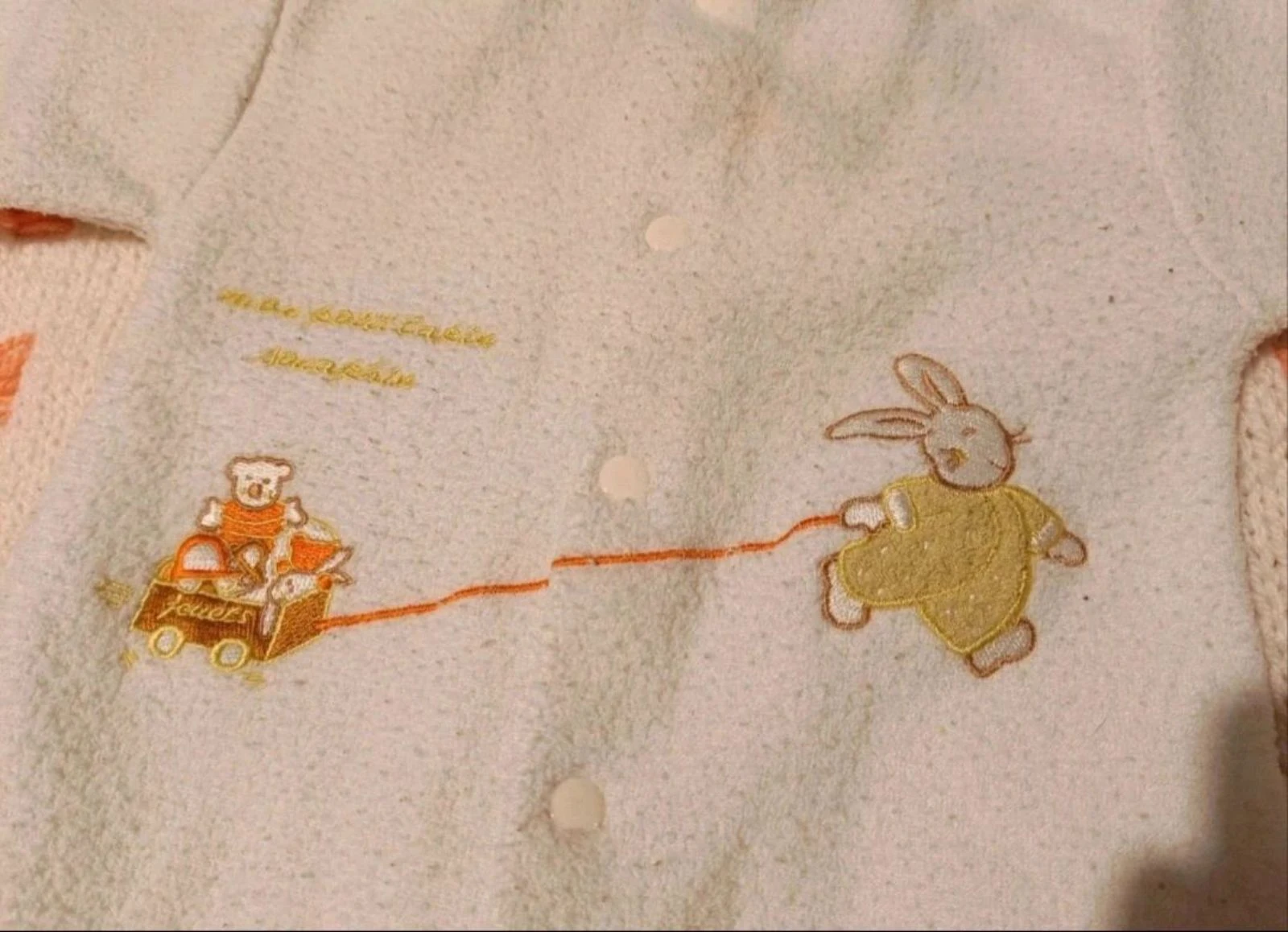 Pijama de veludo branco e verde-oliva com bordado de coelho – Tamanho 3 meses – Muito bom estado – photo 4